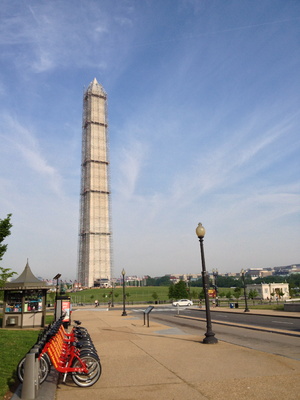 Washington Monument under repairs from earthquake